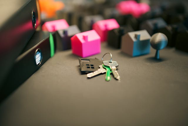 folders-house-keys-on-table