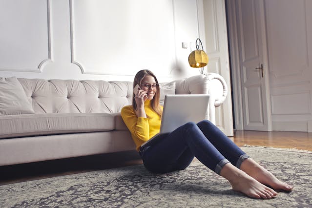woman-sitting-in-living-room-smiling