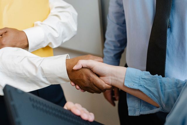 handgroup-shaking-hand